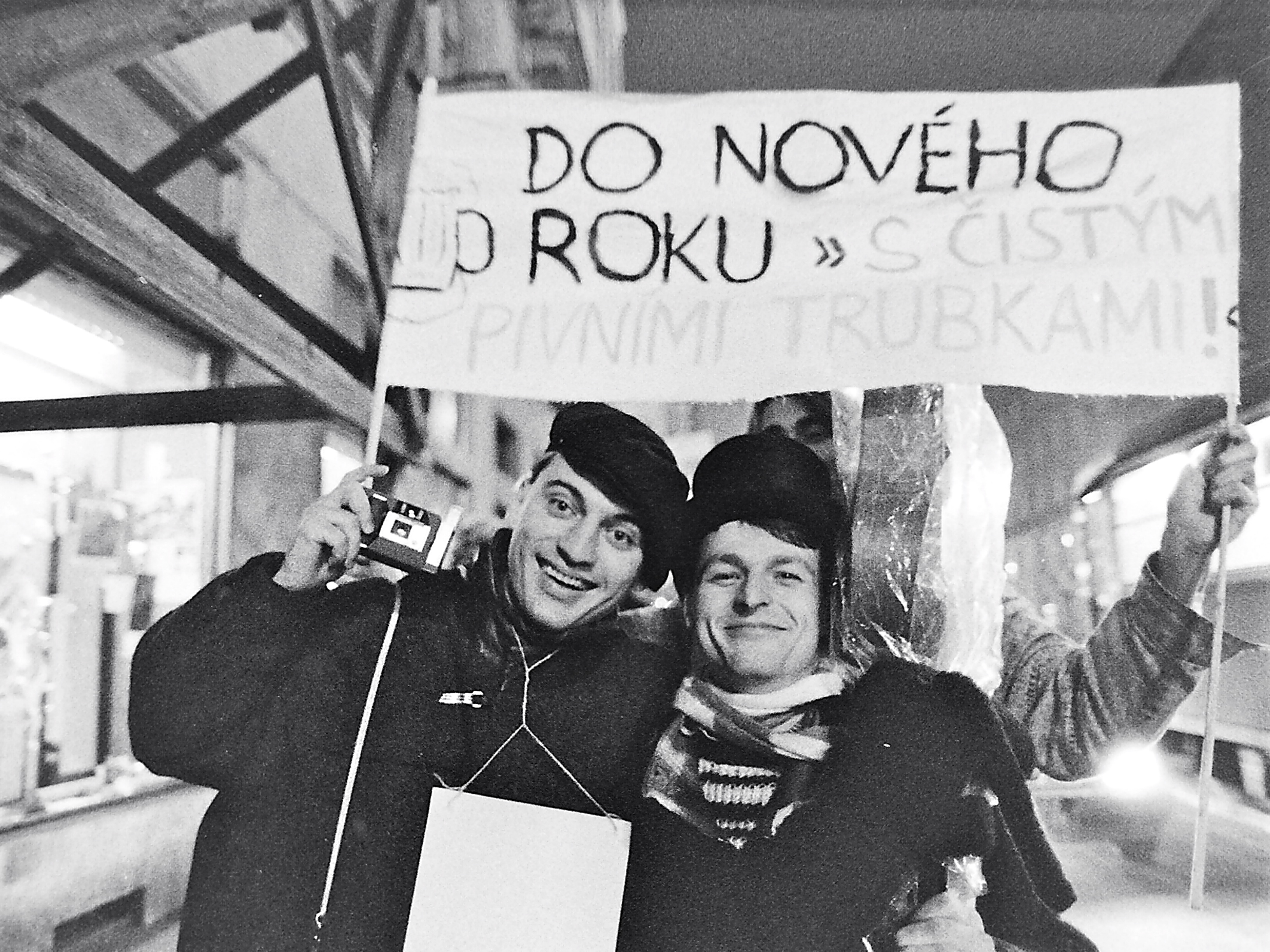 Praga, 1989 (nel cartello: Nel nuovo anno con barattoli di birra!)
